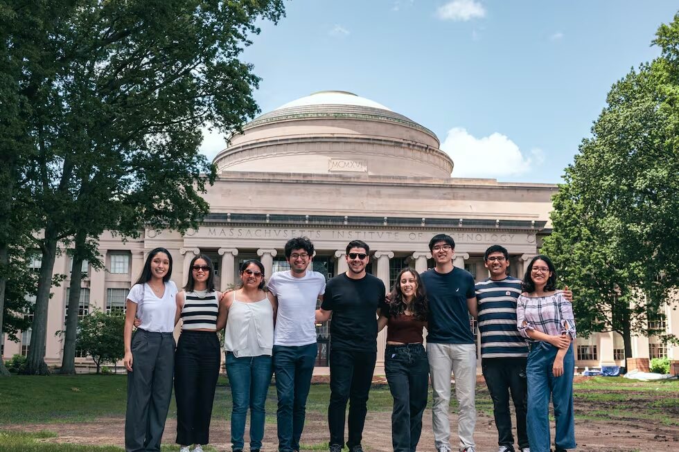 Estudiantes de UTEC en intercambio académico recorren los exteriores de Massachusetts Institute of Technology, compartiendo en un entorno universitario moderno y multicultural.