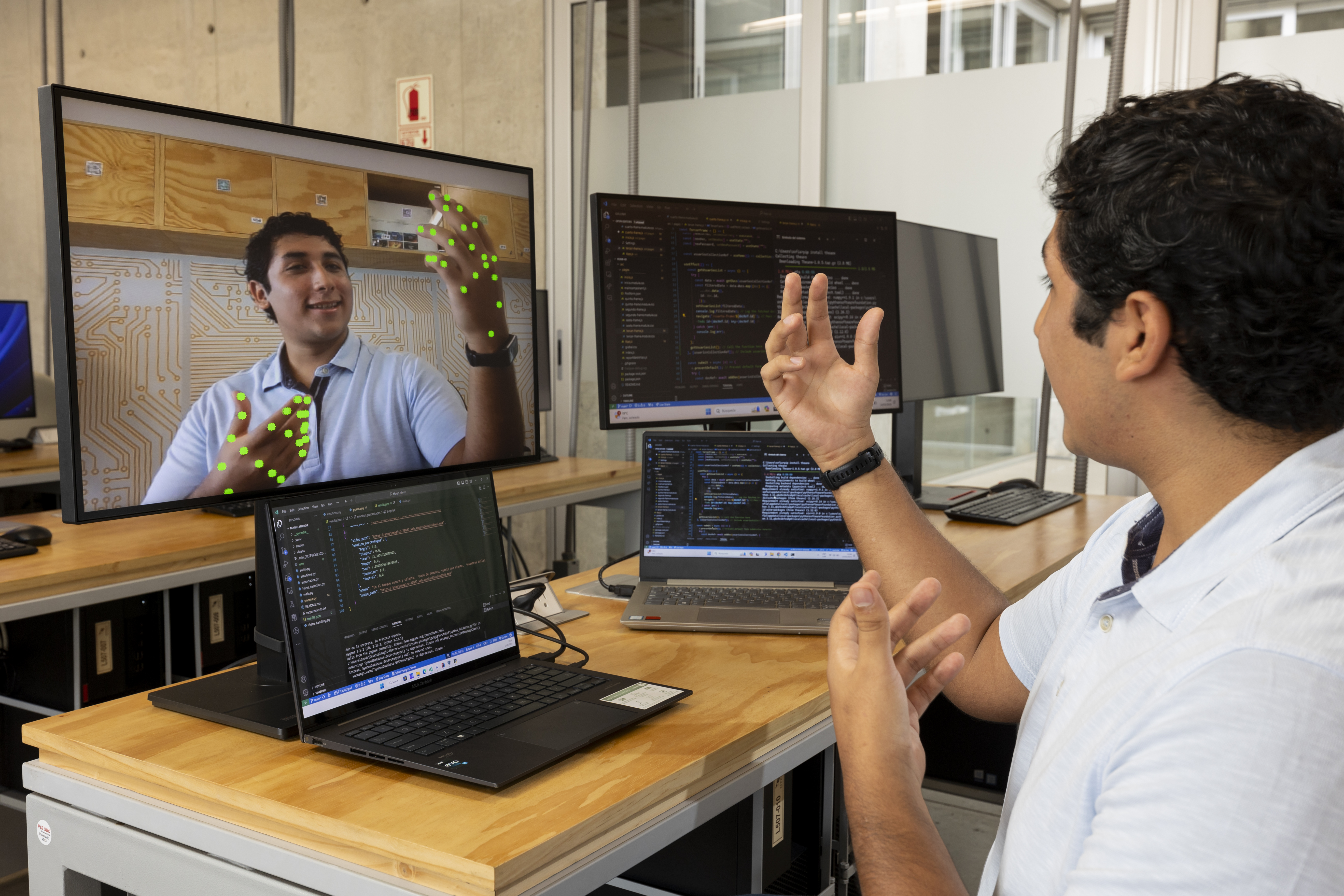Programador trabajando con código en múltiples pantallas, destacando al sector tech entre las carreras mejor pagadas en Perú