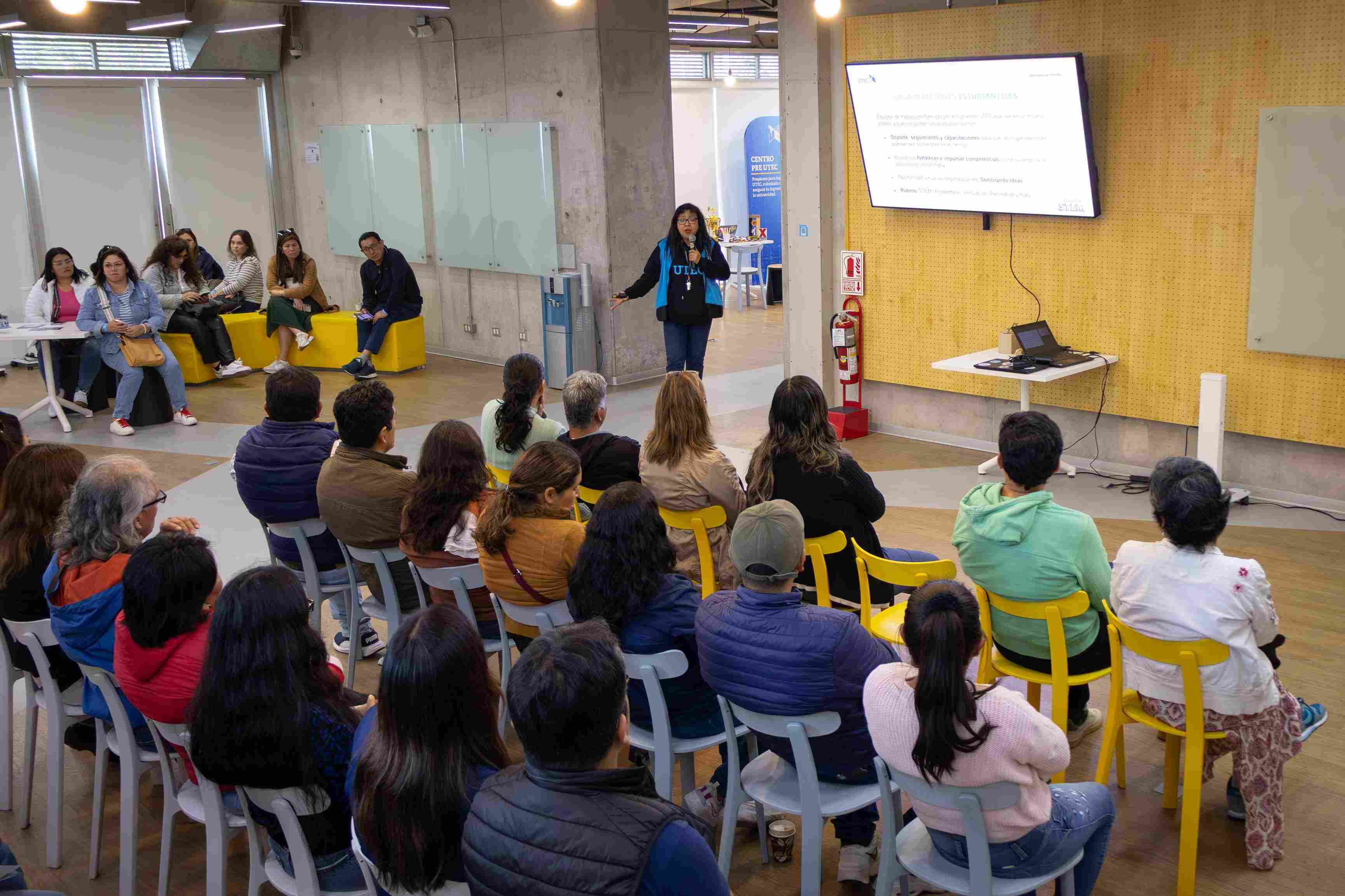  Charla sobre la oferta académica de carreras con inteligencia artificial