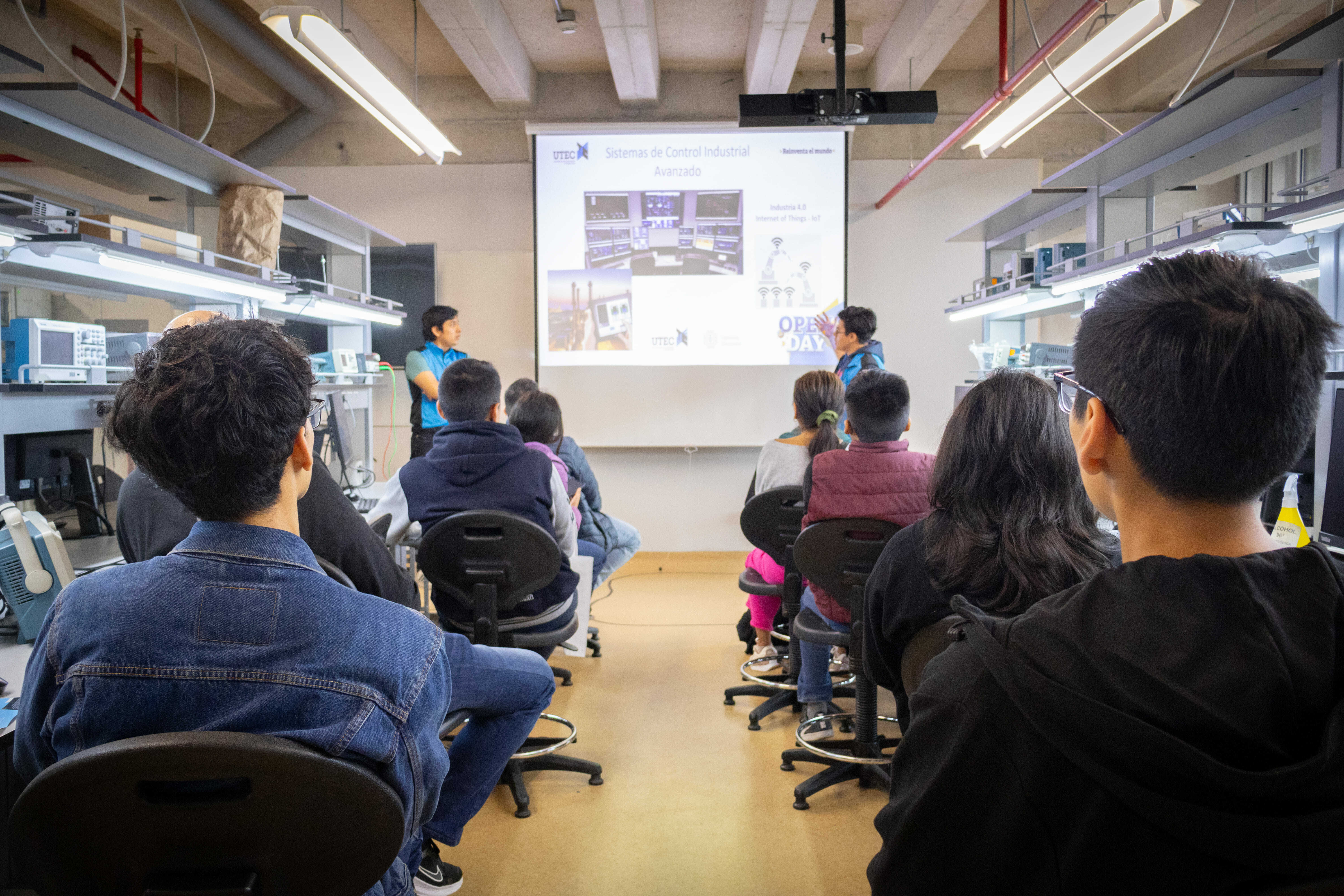 Estudiantes en un aula técnica de la UTEC escuchando una presentación sobre Sistemas de Control Industrial Avanzado e Industria 4.0, pilar fundamental de las carreras STEM