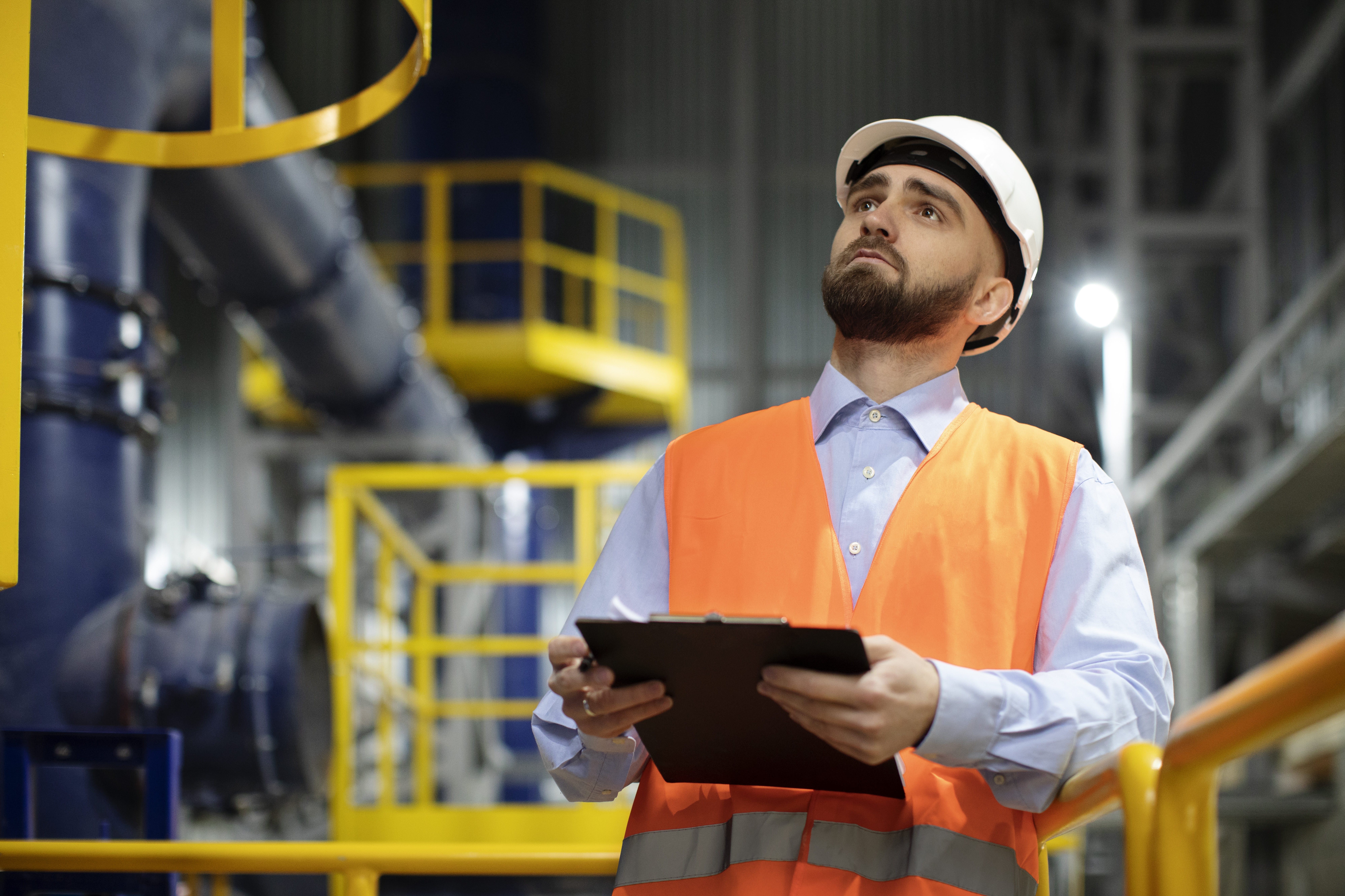 joven en una de sus funciones como ingeniero industrial