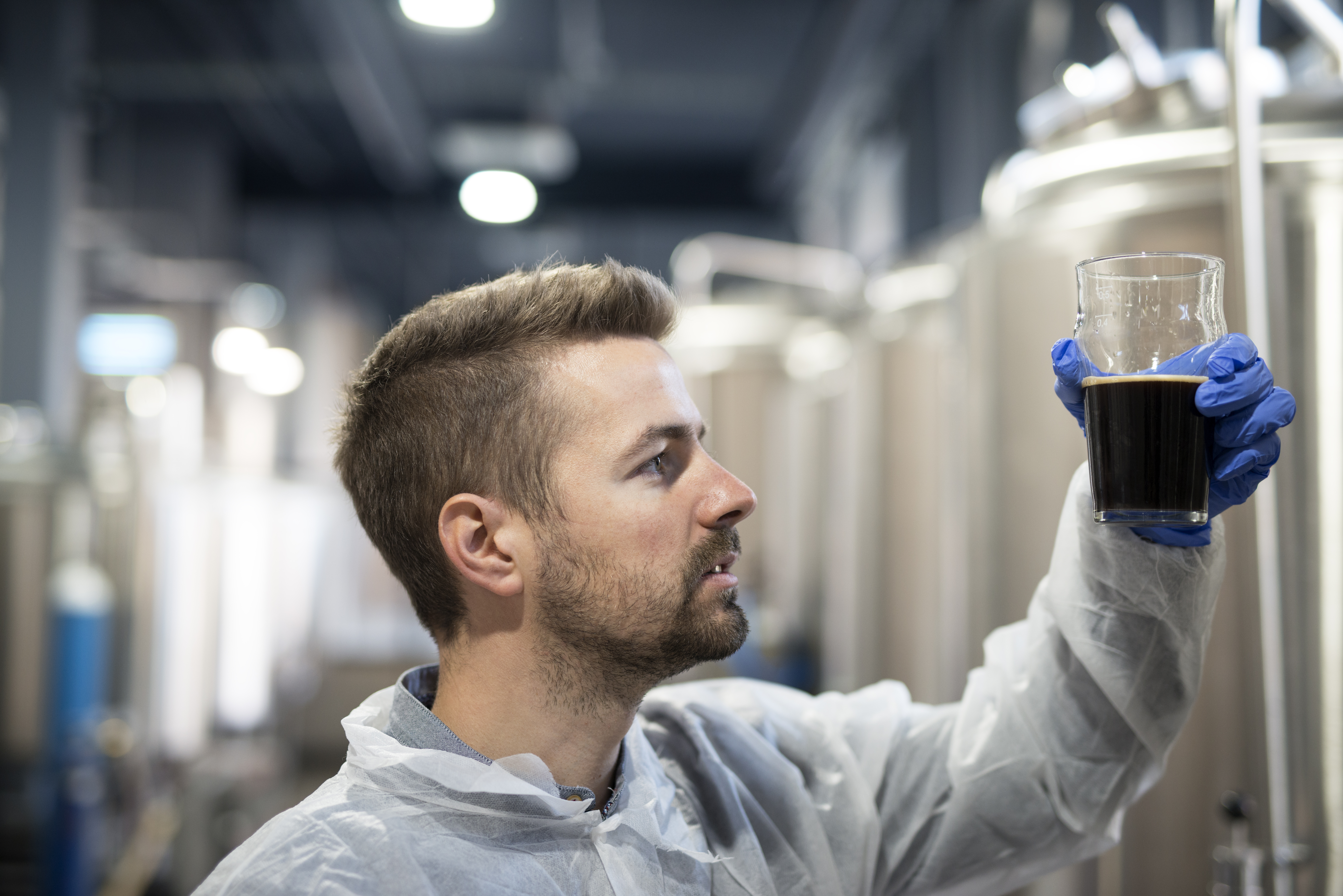 ingeniero químico realizando sus funciones en empresa